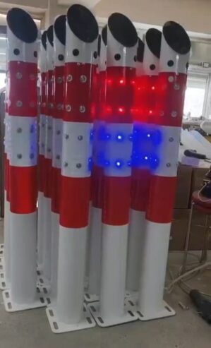 أعمدة إرشادية مضيئة تعمل بالطاقة الشمسية مزودة بـ لمبات LED