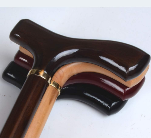 العصا الخشبية – دعم آمن وموثوق لكبار السن أثناء المشي